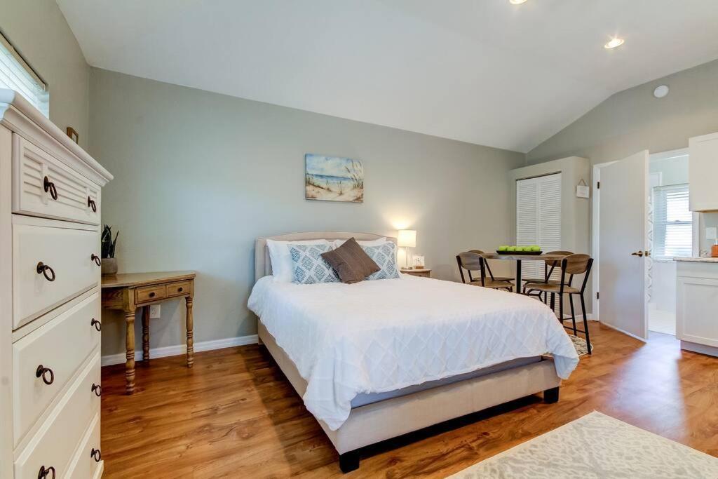 Beautiful In Downtown Dunedin! Apartamento